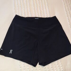 On Cloud Women’s Black 5” Running Shorts- M